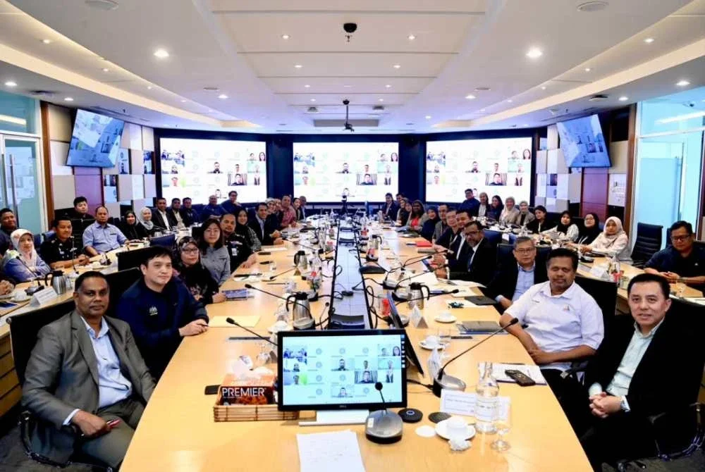 Sesi libat urus MCMC bersama wakil platform e-dagang serta kementerian dan agensi.