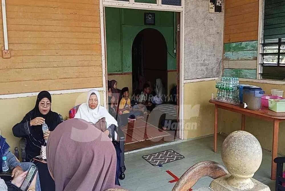 Keadaan rumah keluarga dipenuhi keluarga dan penduduk kampung. 