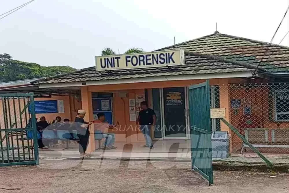  Tiga beradik maut dalam kemalangan membabitkan motosikal dan lori di Jalan Parit Haji Sirat, di sini, pada kira-kira jam 7 pagi, Khamis.