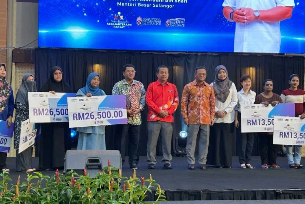 Amirudin (lima dari kanan) bergambar bersama-sama penerima pada Program Jelajah Sejahtera MADANI SIKR 3.0 di Shah Alam pada Khamis.