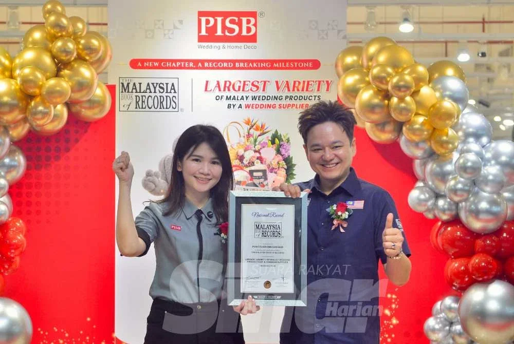 Pegawai Operasi MBOR, Jwan Heah (kanan) menyerahkan sijil pengiktirafan MBOR kepada Shu Xin. Foto: Asril Aswandi Syukor