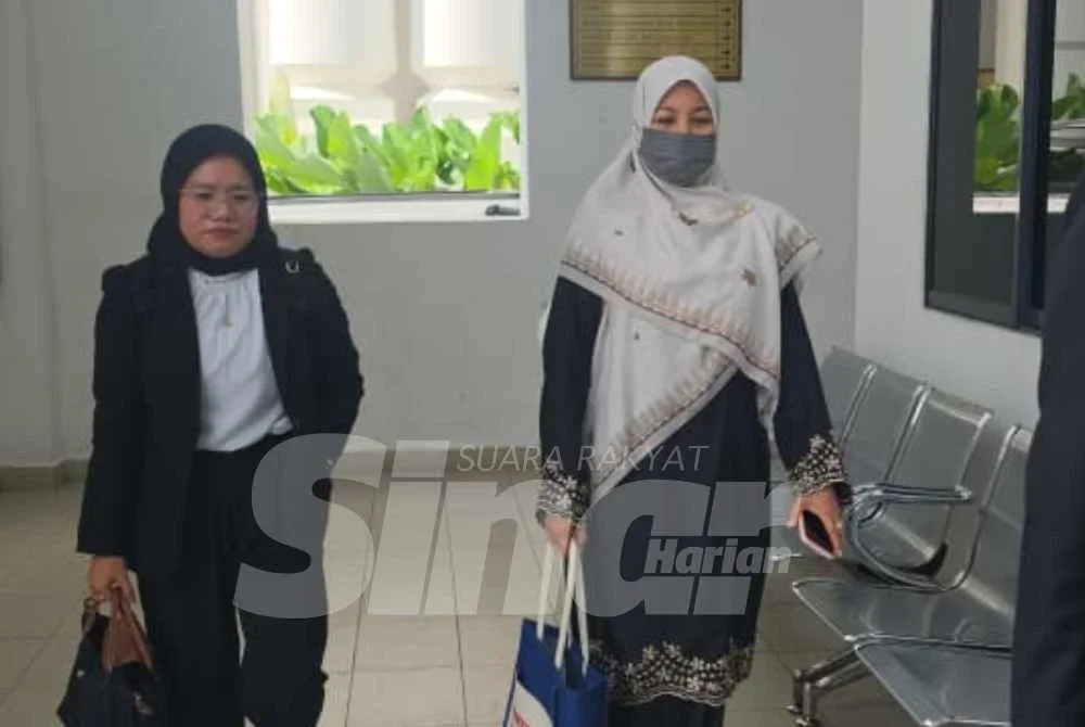 Ibu Zara Qairina Mahathir, Noraidah Lamat (kanan) ketika hadir ke mahkamah pada Khamis.