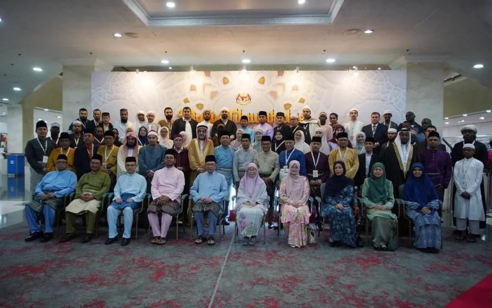 Anwar bersama isteri, Datuk Seri Dr Wan Azizah Wan Ismail dan Zulkifli bergambar dengan tetamu jemputan pada majlis Perasmian Pembukaan Majlis Tilawah dan Hafazan Al-Quran Peringkat Antarabangsa (MTHQA) Ke-66 Tahun 2026 yang diadakan pada Selasa.