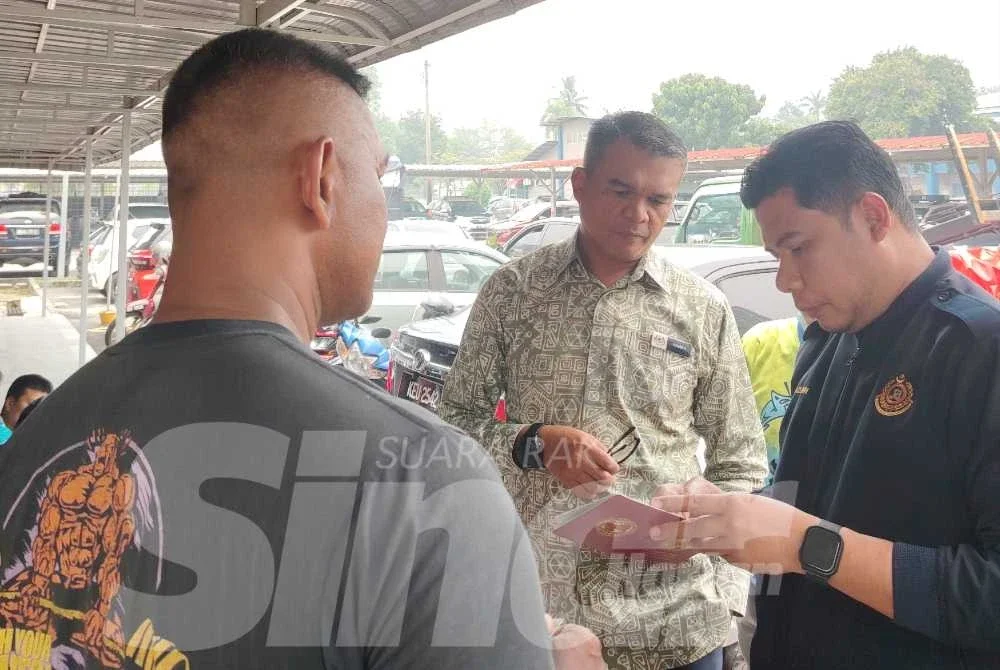 Hamidi (tengah) meninjau pelaksanaan Op Pewa yang digerakkan dengan kerjasama JIM Kuala Lumpur.