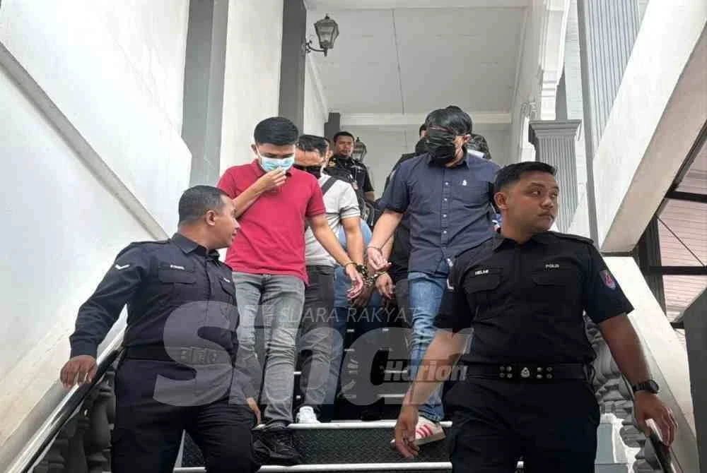 12 anggota, pegawai polis didakwa semula memasukkan dadah ke dalam badan dua tahun lalu.
