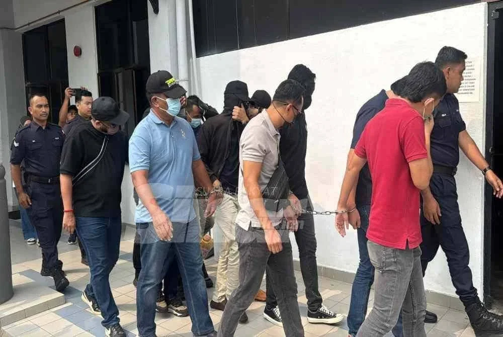 Kesemua mereka mengaku tidak bersalah memasukkan dadah ke dalam badan dua tahun lalu.