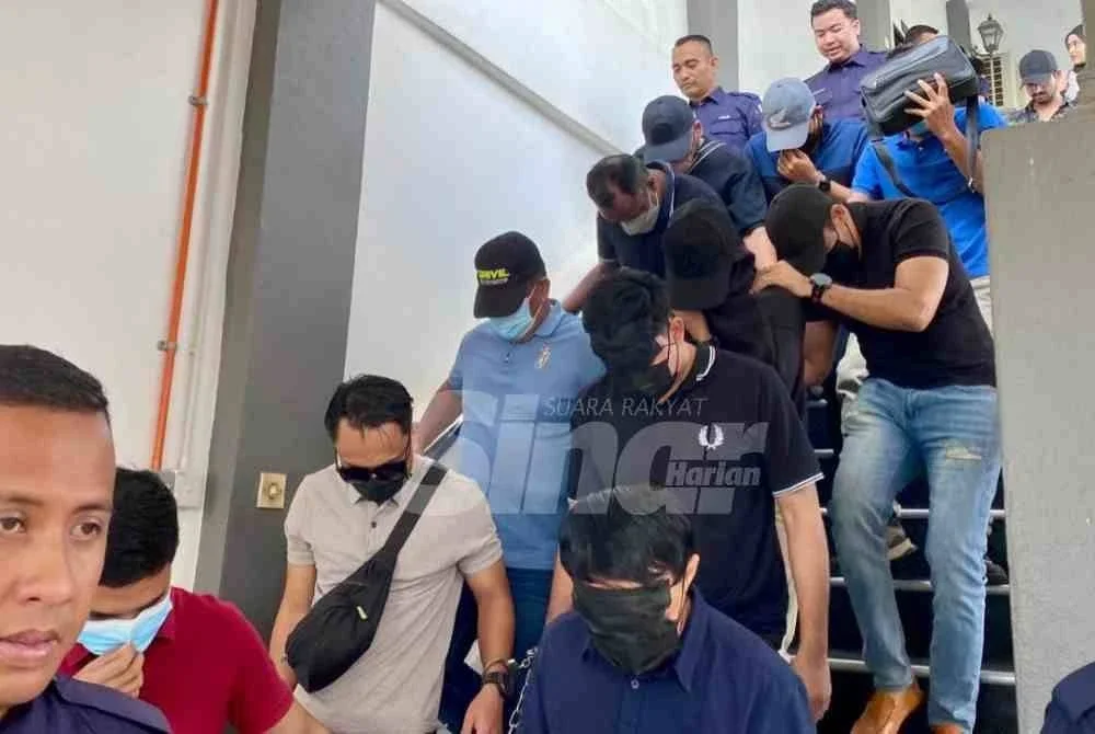 Seramai 12 anggota polis termasuk pegawai berpangkat inspektor mengaku tidak bersalah di dua Mahkamah Majistret di sini atas pertuduhan semula memasukkan dadah ke dalam badan, dua tahun lalu.