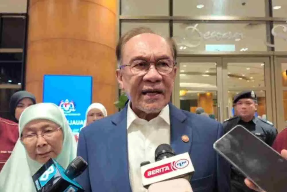 Anwar ditemui pemberita pada sidang doorstop sempena Hari Tinjauan Belanjawan 2027 di Kementerian Kewangan.