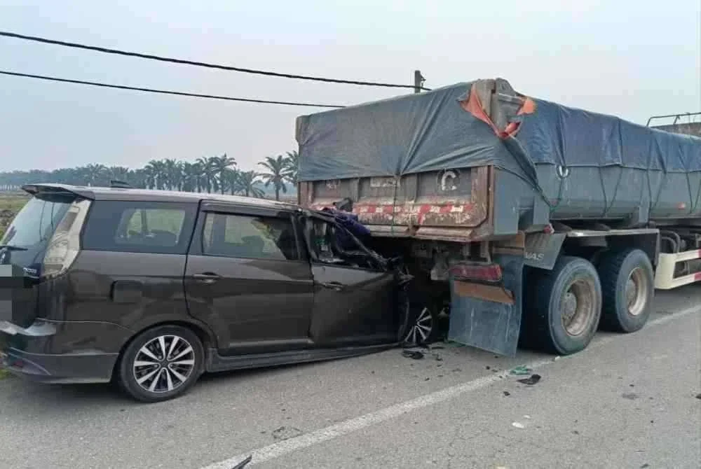 Dalam kejadian kira-kira jam 1.37 tengah hari itu, wanita berusia 44 tahun yang juga ibu kepada tiga mangsa kanak-kanak meninggal dunia di lokasi kejadian.