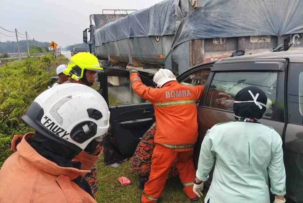 Seorang ibu dan dua anaknya maut manakala seorang lagi anak cedera parah selepas kereta dinaiki empat beranak itu terlibat kemalangan dengan sebuah lori.