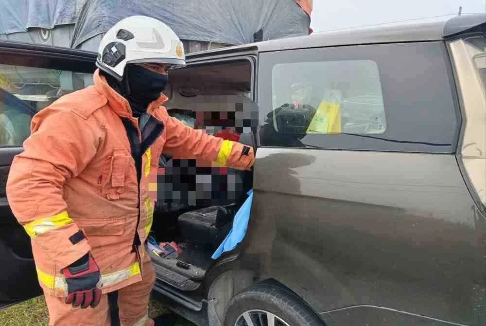 Bomba berkata, dua anaknya iaitu remaja perempuan berusia 12 tahun dan kanak-kanak lelaki berusia lapan tahun turut maut.