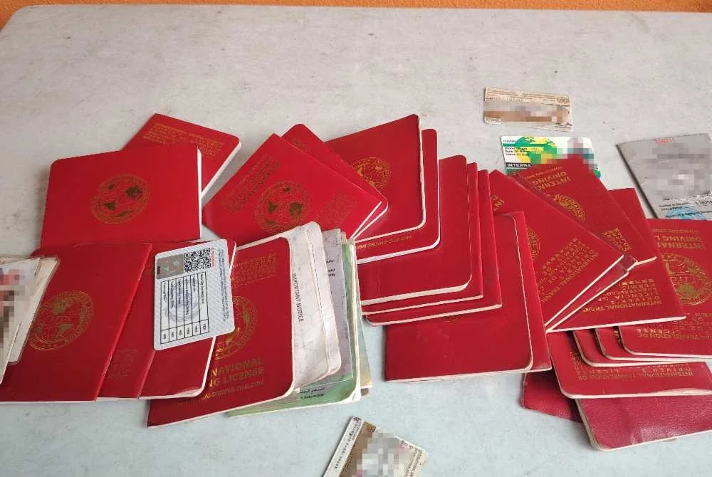 Antara dokumen IDP disyaki palsu yang dirampas JPJ Kuala Lumpur.