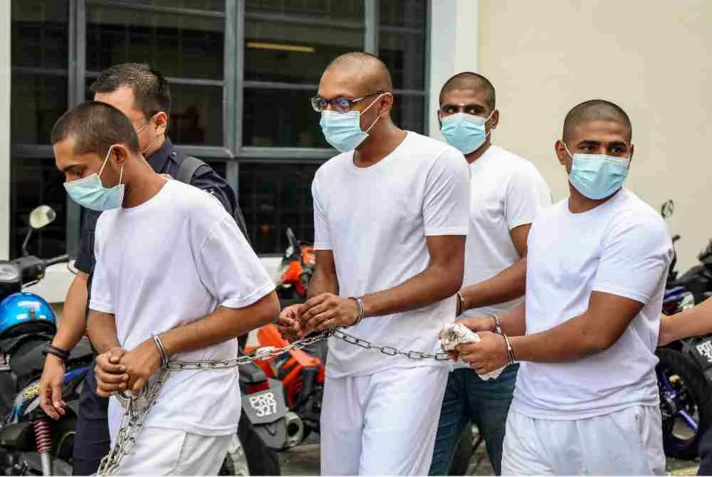 Empat lelaki yang didakwa membunuh remaja T Nhaveen hadir di Mahkamah Tinggi hari ini bagi prosiding perbicaraan pembelaan, yang ditangguhkan hingga esok. Foto Bernama