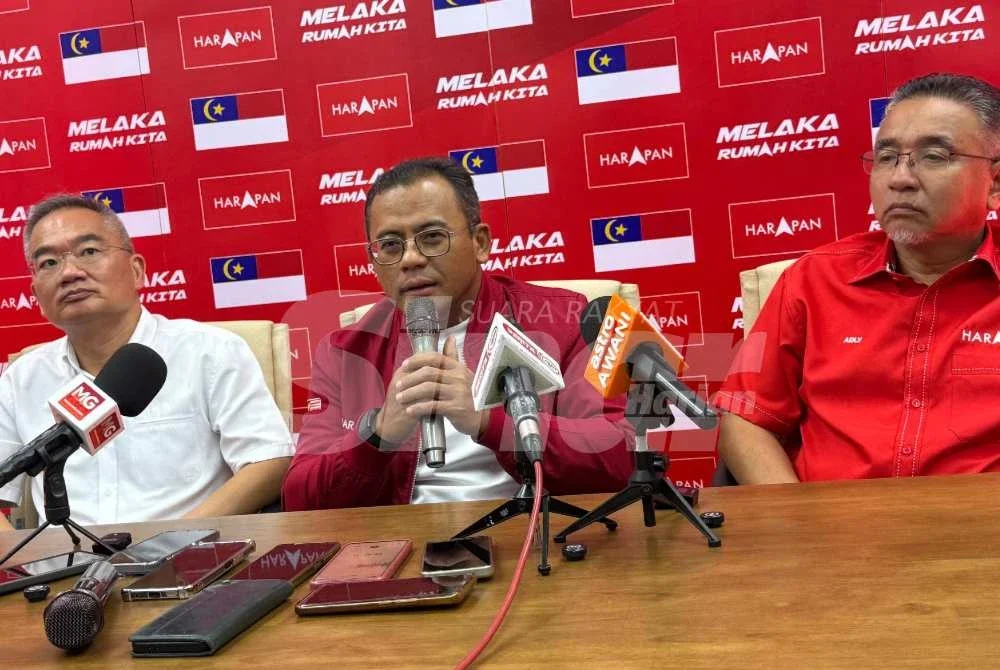 Amirudin (tengah) ketika sidang akhbar perasmian Bilik Gerakan Utama PH di Bukit Baru pada Khamis.