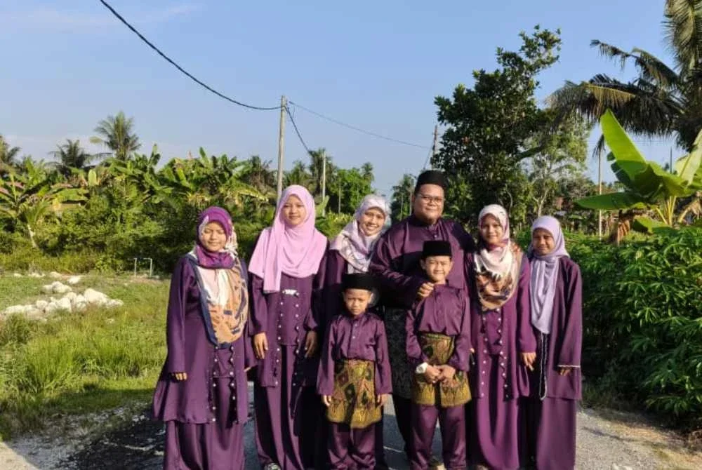 Suhaimin bersama arwah isteri dan anak-anak ketika sambutan Hari Raya Aidilfitri lalu.