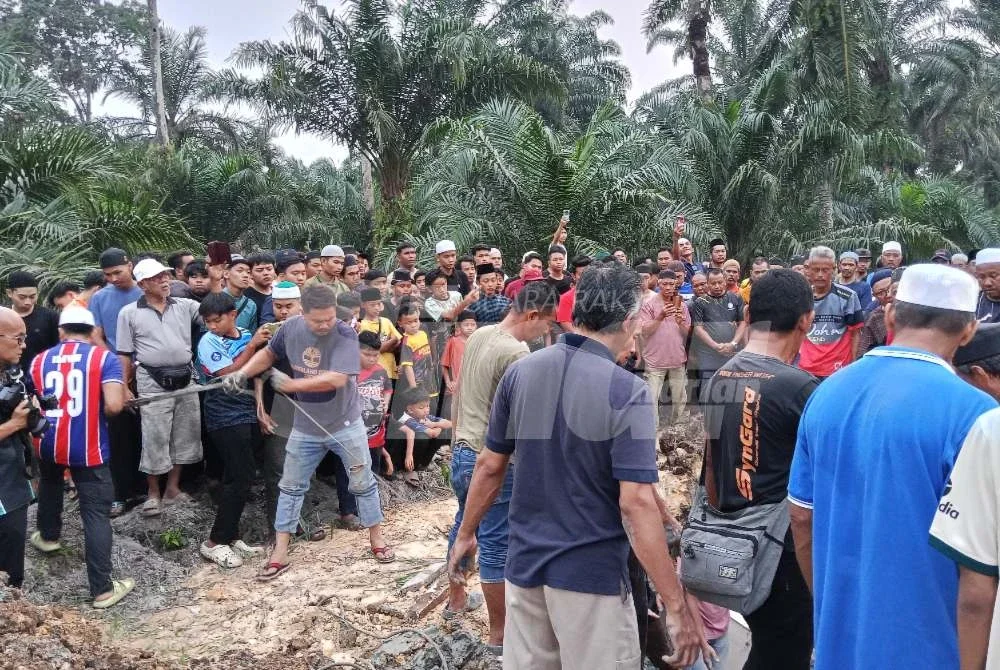 Orang ramai hadir membantu urusan pengurusan jenazah tiga beradik berkenaan.