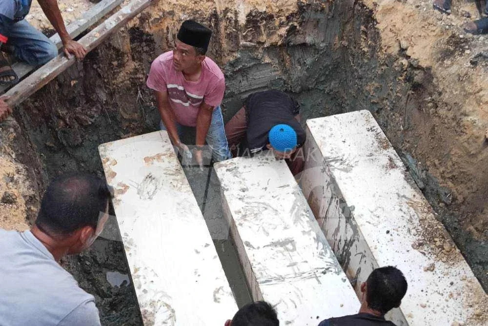 Jenazah tiga beradik yang maut dalam nahas pada Khamis dikebumikan dalam satu liang lahad di Tanah Perkuburan Islam Kampung Parit Haji Siraj, Pontian.