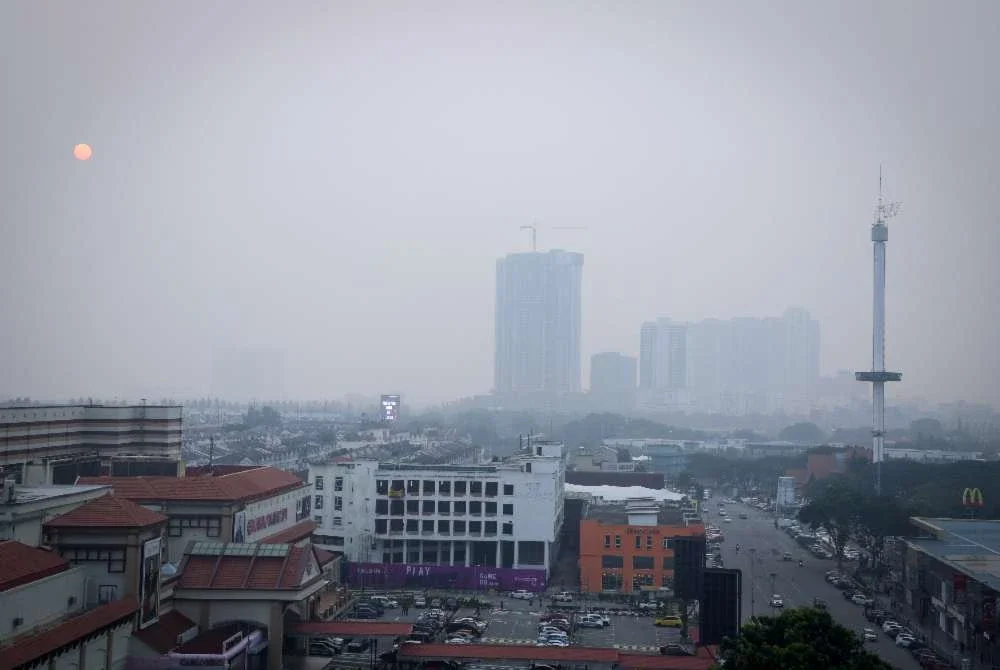 Semua institusi pendidikan di bawah KPM di kawasan yang mencatatkan bacaan IPU melebihi 180 akan ditutup mulai esok.. Foto: Bernama