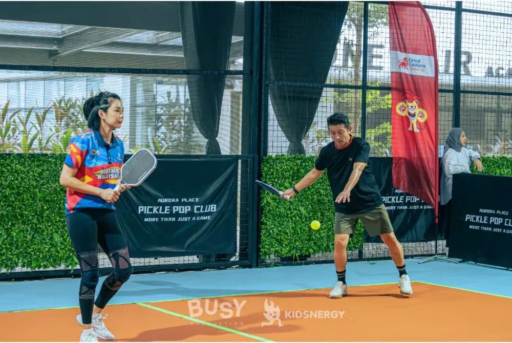 Liu Ying (kiri) turun padang memberi tunjuk ajar dalam sesi latihan pickleball.