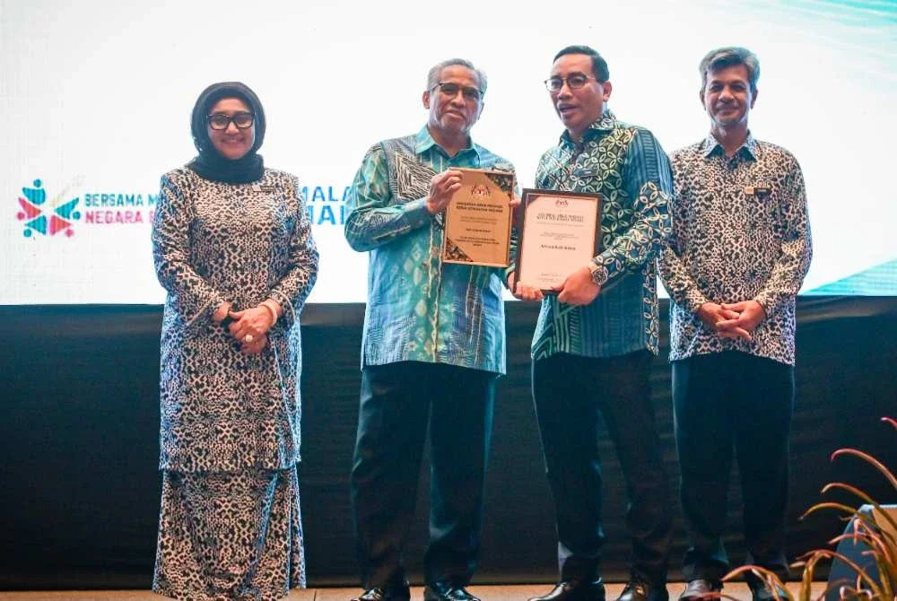 Tan Sri Shamsul Azri Abu Bakar (dua dari kiri) menyampaikan sijil Anugerah Khas dan sijil Anugerah Johan Kategori Badan Berkanun/Pihak Berkuasa Tempatan kepada Datuk Zainal Azni Zulkifli (dua dari kanan).