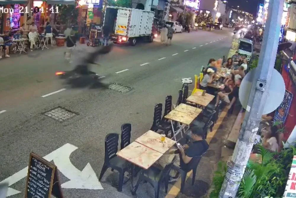 Seorang pejalan kaki cedera parah apabila dirempuh sebuah motosikal ketika melintas jalan di Lebuh Chulia pada Isnin lalu.