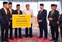 Sultan Sharafuddin berkenan menerima bayaran zakat perniagaan daripada Abdul Rashid kepada Zakat Selangor di Istana Bukit Kayangan, Shah Alam pada Rabu. 