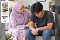 Menjadi tempat anak meluah bukan bermakna kita mesti mempunyai jawapan untuk semua masalah mereka kerana kadangkala anak hanya mahu didengari. Foto imej dijana AI