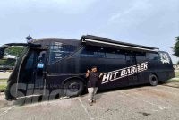 Hit Barber Bus di Jalan Leong Boon Swee, Ipoh yang diusahakan Muhammad Naufal menampilkan pengalaman berbeza menggunting rambut dalam bas.
