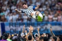 Messi dirai oleh rakan sepasukan selepas menamatkan penampilan terakhirnya bersama juara dunia itu menerusi kemenangan 3-0 ke atas Benin di Buenos Aires pada Rabu. Foto: AFP.