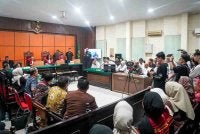 Ketua Hakim Rina Lestari Br Sembiring (tengah) mempengerusikan pendengaran saman berkelompok berkaitan pencemaran jerebu di Mahkamah Daerah Pontianak. Foto: AFP