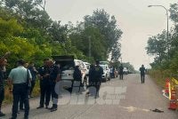 Mayat seorang lelaki berpakaian sukan warna hitam dan kuning ditemukan terbaring di tepi semak dekat Jalan Harvard, Gurun.