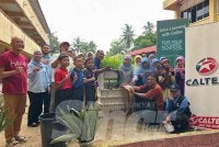Pihak sekolah yang menunjukkan ikan kepada rombongan kakitangan Caltex ke sekolah mereka.