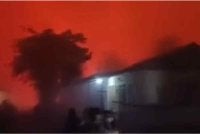 Langit di Kalimantan kelihatan merah akibat jerebu teruk. - Agensi