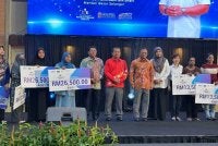 Amirudin (lima dari kanan) bergambar bersama-sama penerima pada Program Jelajah Sejahtera MADANI SIKR 3.0 di Shah Alam pada Khamis.