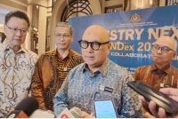 Ketua Setiausaha KPT, Datuk Aminuddin Hassim (dua dari kanan) ketika ditemui media pada Khamis. 