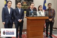 Guan Eng (depan, tengah) pada sidang akhbar di bangunan Parlimen pada Khamis.
