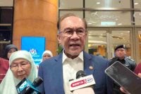 Anwar ditemui pemberita pada sidang doorstop sempena Hari Tinjauan Belanjawan 2027 di Kementerian Kewangan.