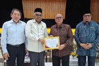 Muhammed Mosin (dua dari kiri) menerima Sijil Penghargaan daripada Mohd Zolkafly bagi mewakili peserta Seminar Kesedaran Halal Bagi Pengusaha Restoran Nasi Kandar Negeri Perak di Institut Tadbiran Islam Perak (INTIM), Ipoh pada Khamis.