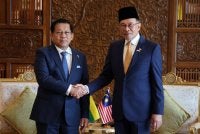 Anwar (kanan) bersalaman dengan Min Aung Hlaing sempena lawatan rasmi dua hari Presiden Myanmar itu yang bermula semalam.