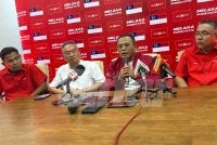 Amirudin (dua dari kanan) pada sidang akhbar pada Khamis.