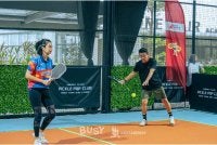 Liu Ying (kiri) turun padang memberi tunjuk ajar dalam sesi latihan pickleball.
