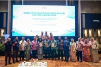 Datuk Zainal Azni Zulkifli (tengah bawah) bersama-sama warga RISDA dalam Majlis Anugerah Arkib Perdana Ketua Setiausaha Negara Pengurusan Rekod Sektor Awam Tahun 2026.