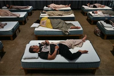 Puluhan peserta menguji kemampuan melelapkan mata. Foto AFP