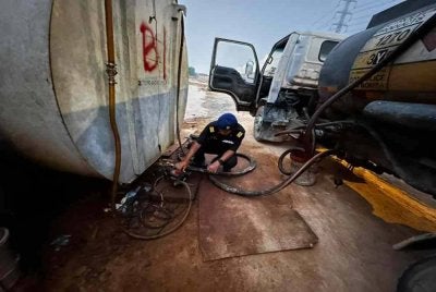 Anggota KPDN Selangor melaksanakan pemeriksaan di lokasi serbuan pada Rabu. Foto: KPDN SELANGOR