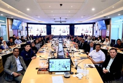 Sesi libat urus MCMC bersama wakil platform e-dagang serta kementerian dan agensi.