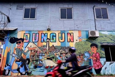 Mural yang memaparkan pelbagai ikon dan kehidupan masyarakat di sebuah kedai kayu ketika tinjauan di Kuala Dungun. - Bernama