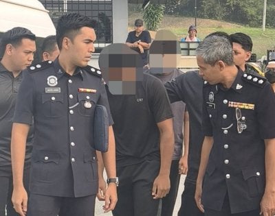Kedua-dua tertuduh dibawa polis ke mahkamah 