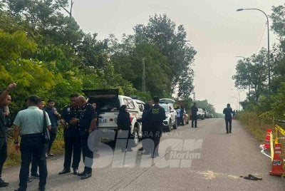 Mayat seorang lelaki berpakaian sukan warna hitam dan kuning ditemukan terbaring di tepi semak dekat Jalan Harvard, Gurun.