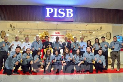 Pengarah Urusan GM Klang, Datuk Lim Seng (tujuh dari kanan) bersama Pengarah Urusan PISB, Goh Tian Soo (enam dari kiri) bersama tetamu jemputan dan pihak pengurusan PISB GM Klang. Foto: Asril Aswandi Syukor