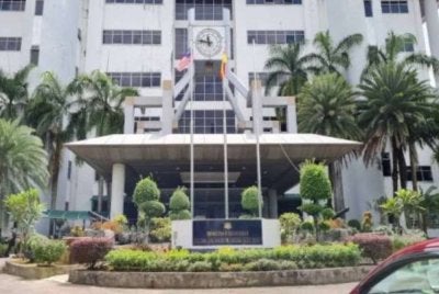 Seorang pemandu e-panggilan mengaku tidak bersalah atas tiga pertuduhan termasuk menyebabkan kematian seorang penuntut IPTS.